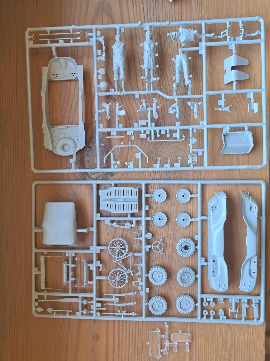 SCHWIMMWAGEN 1:35 model Italieri z r. 1994 unikat
