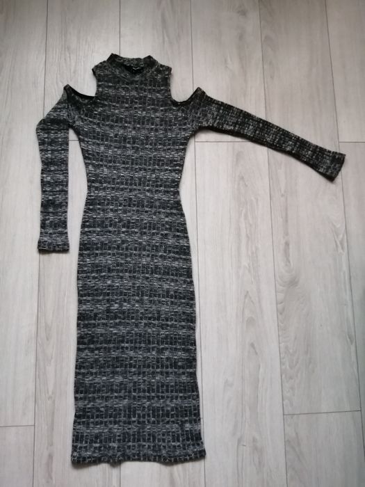 ZMYsłowa sukienka midi podkreślająca figurę z odkrytymi ramionami