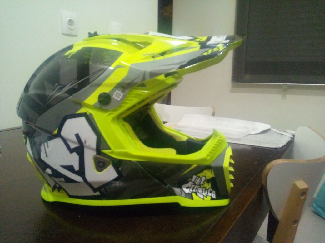 Capacete de motocross novo