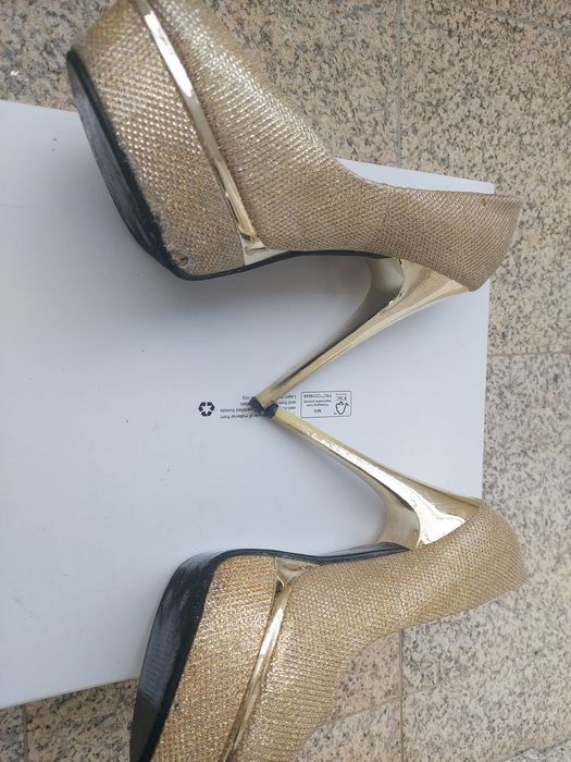 Sapatos dourados de senhora da S. Fashion