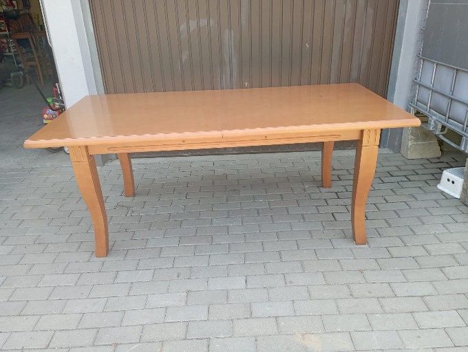 Drewniany stół do salonu