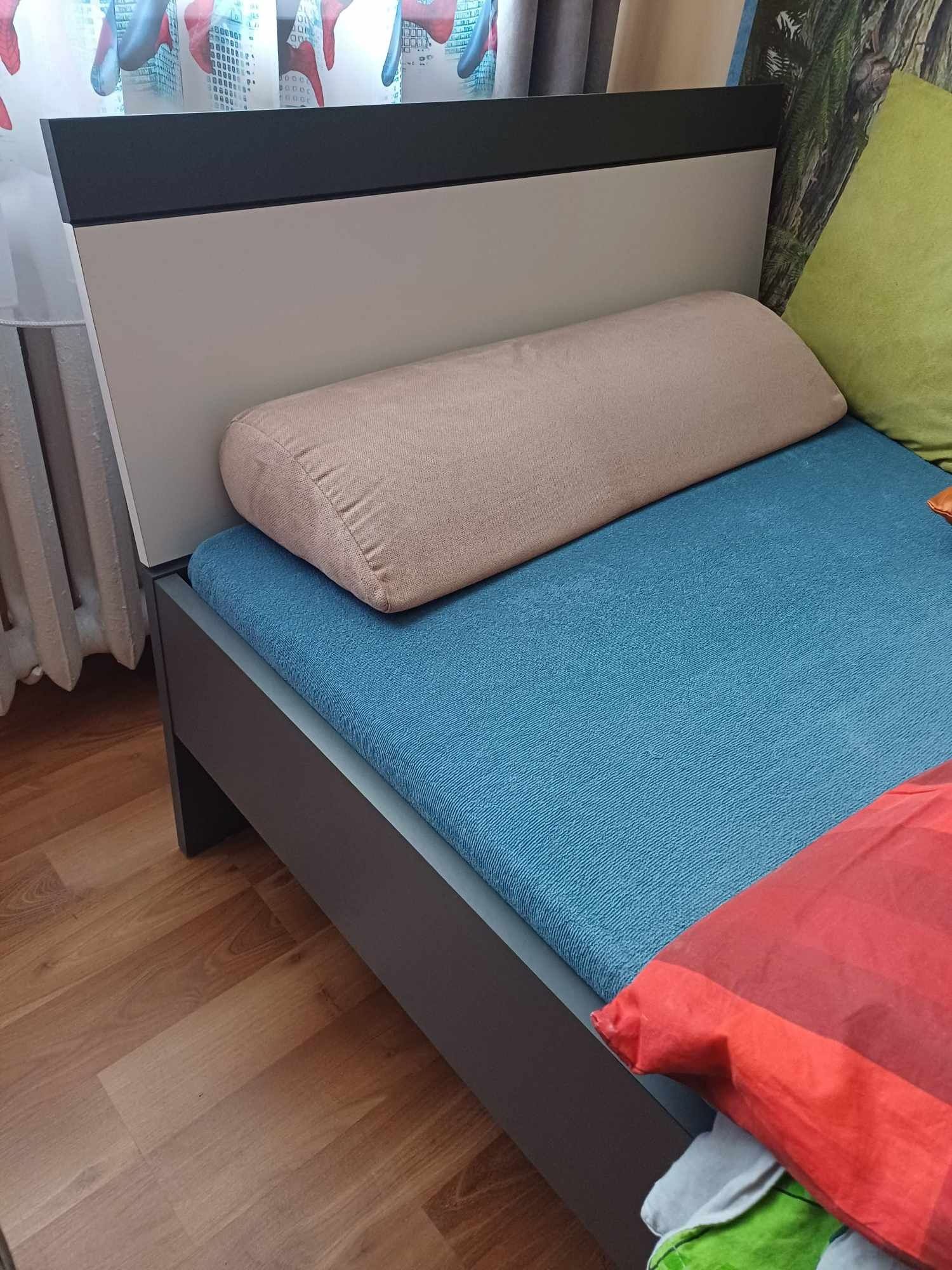 Meblościanka, biurko i łóżko