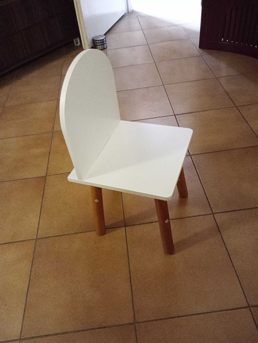 Drewniany stolik i krzesło dla dziecka