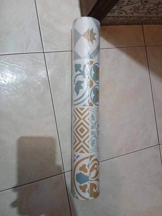 Estou a vender papel de parede 20 m e L-45 cm de largura