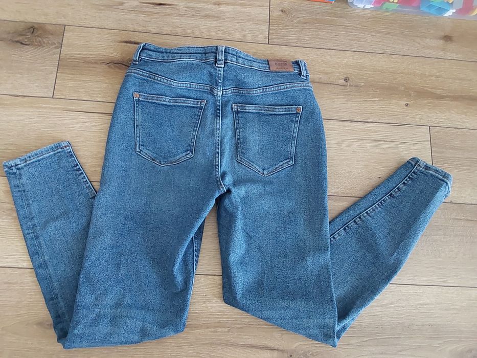 Jeansy Reserved z grubszego materiału, rozmiar 38