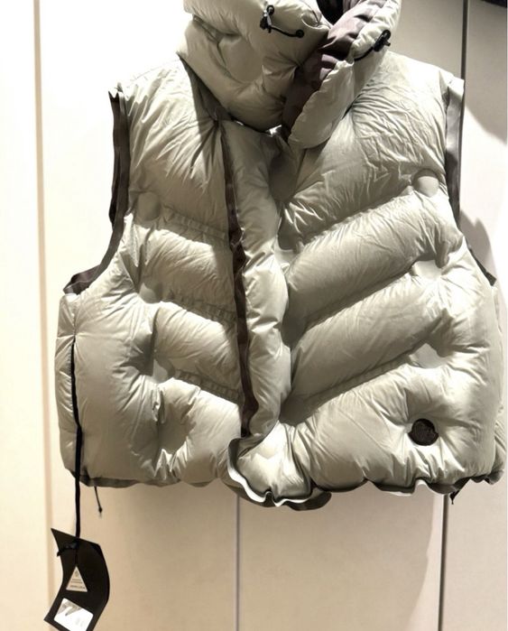 Продам жилетку Moncler