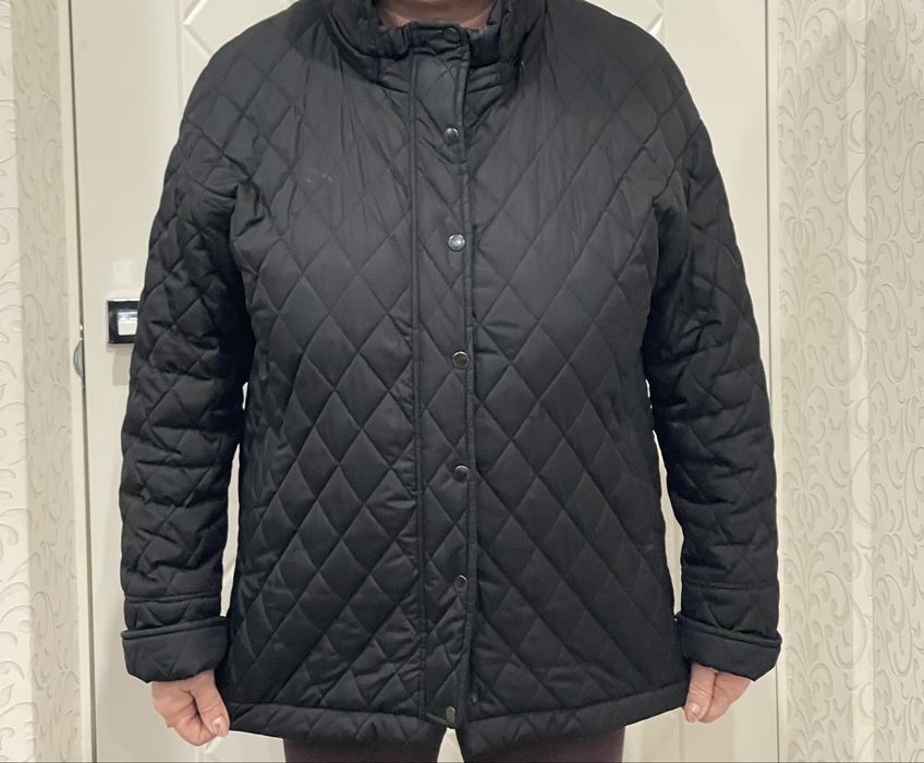 Куртка чорна  осіння — весняна з утепленням і капішоном