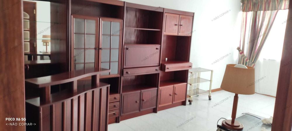 Arrenda-se T2 com sala