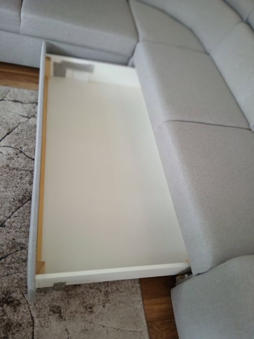 Ładny i funkcjonalny narożnik szary