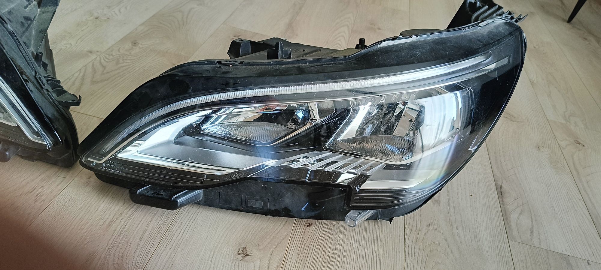 Lampy peugeot 3008 ll sprzedam uszkodzone