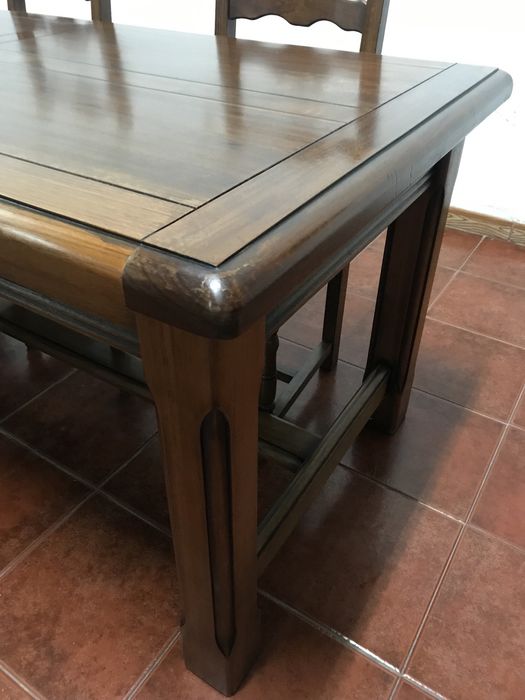 Mesa e cadeiras nogueira