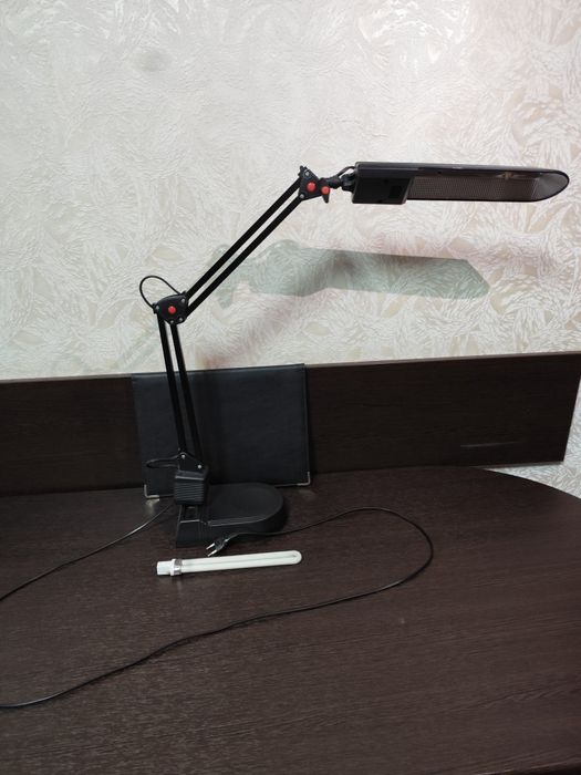 Настільна лампа регульована