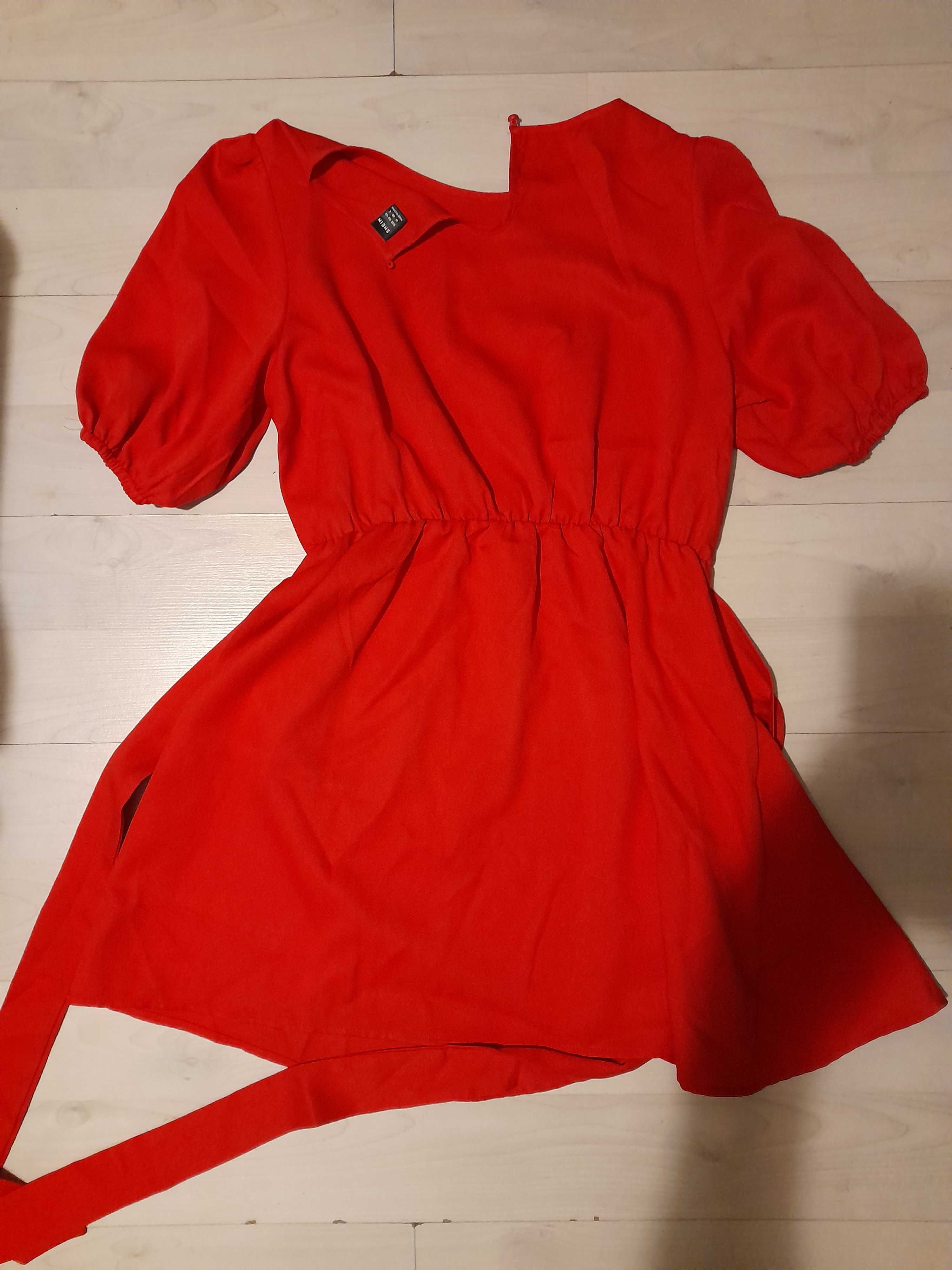 Lote Vestido Shein, Camisola Nike e George V Oferta de portes