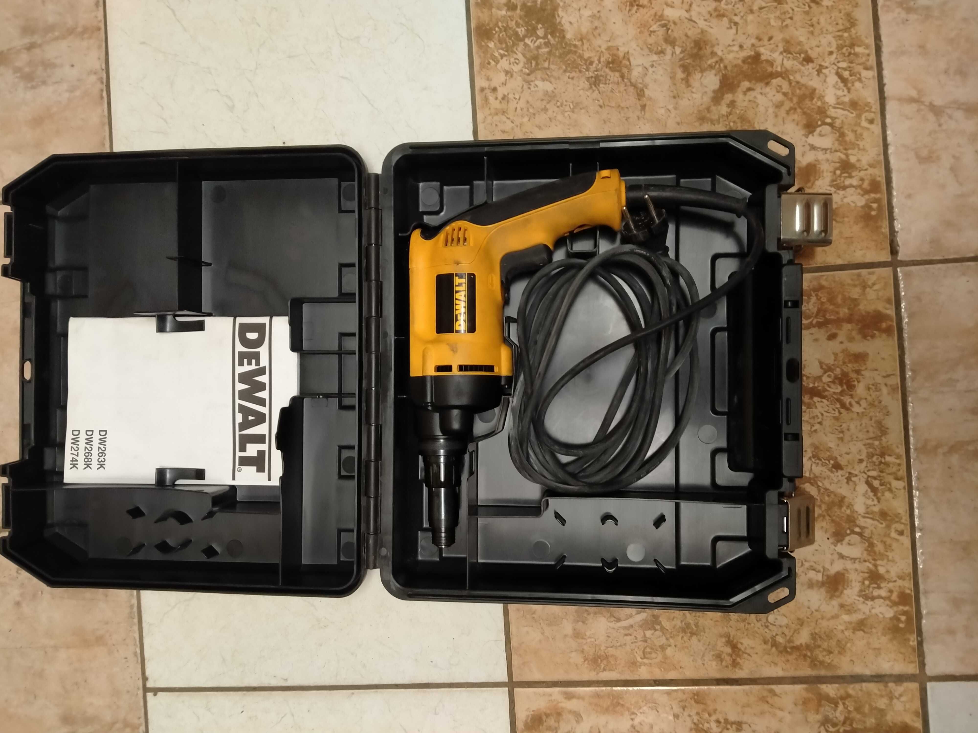 Wkrętarka do montaży płyt GK DeWalt zasilanie sieciowe