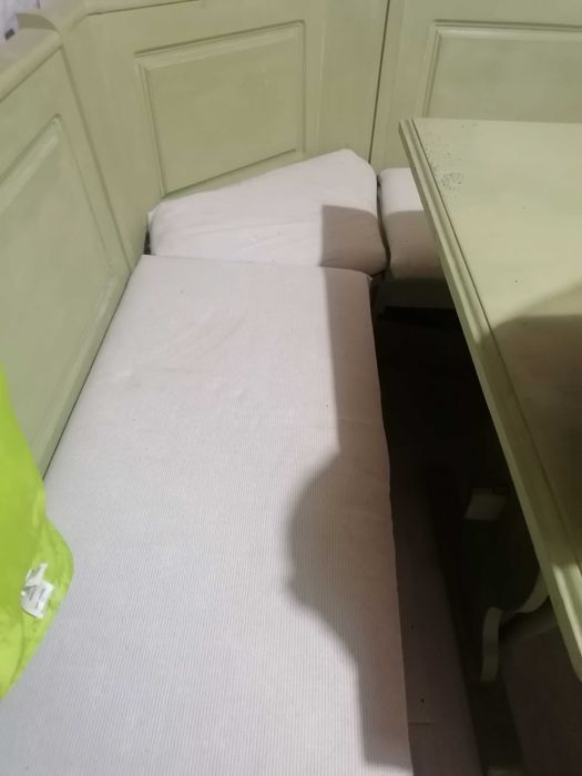 Mesa de canto em madeira macissa, com bancos e 2cadeiras