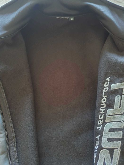 Corta vento cinza escuro