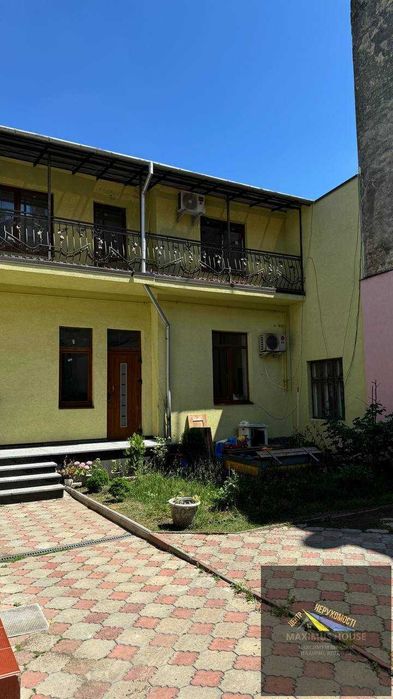 Частина будинку в парковій зоні