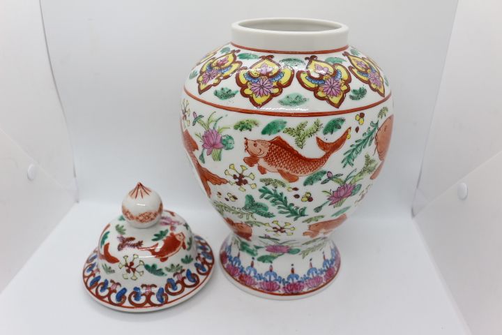 Pote em Porcelana Chinesa Flores e Carpas XX 32cm