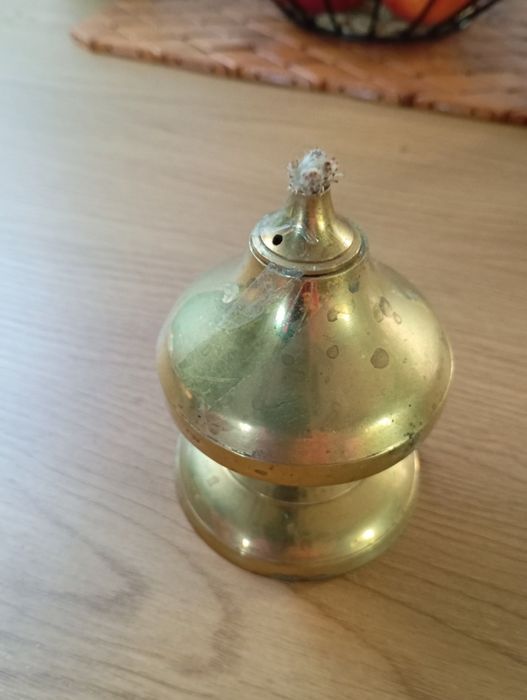 Mosiężna lampka oliwna