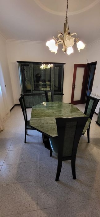 Mesa de sala com louceiro