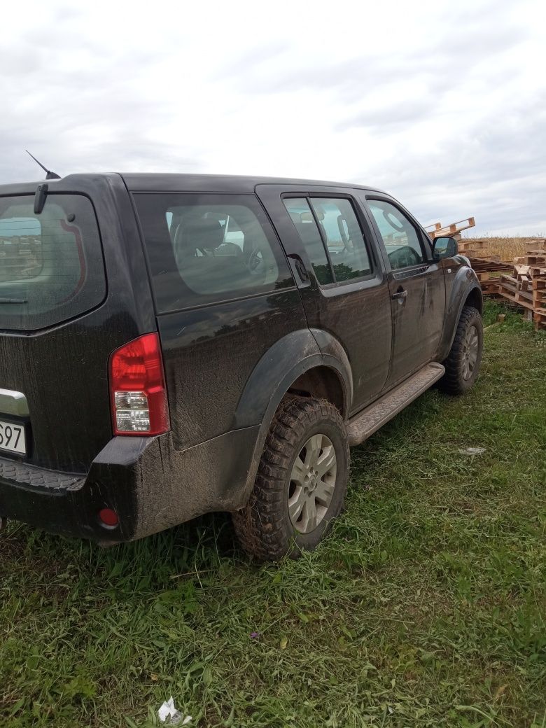 Samochód terenowy Nissan Pathfinder