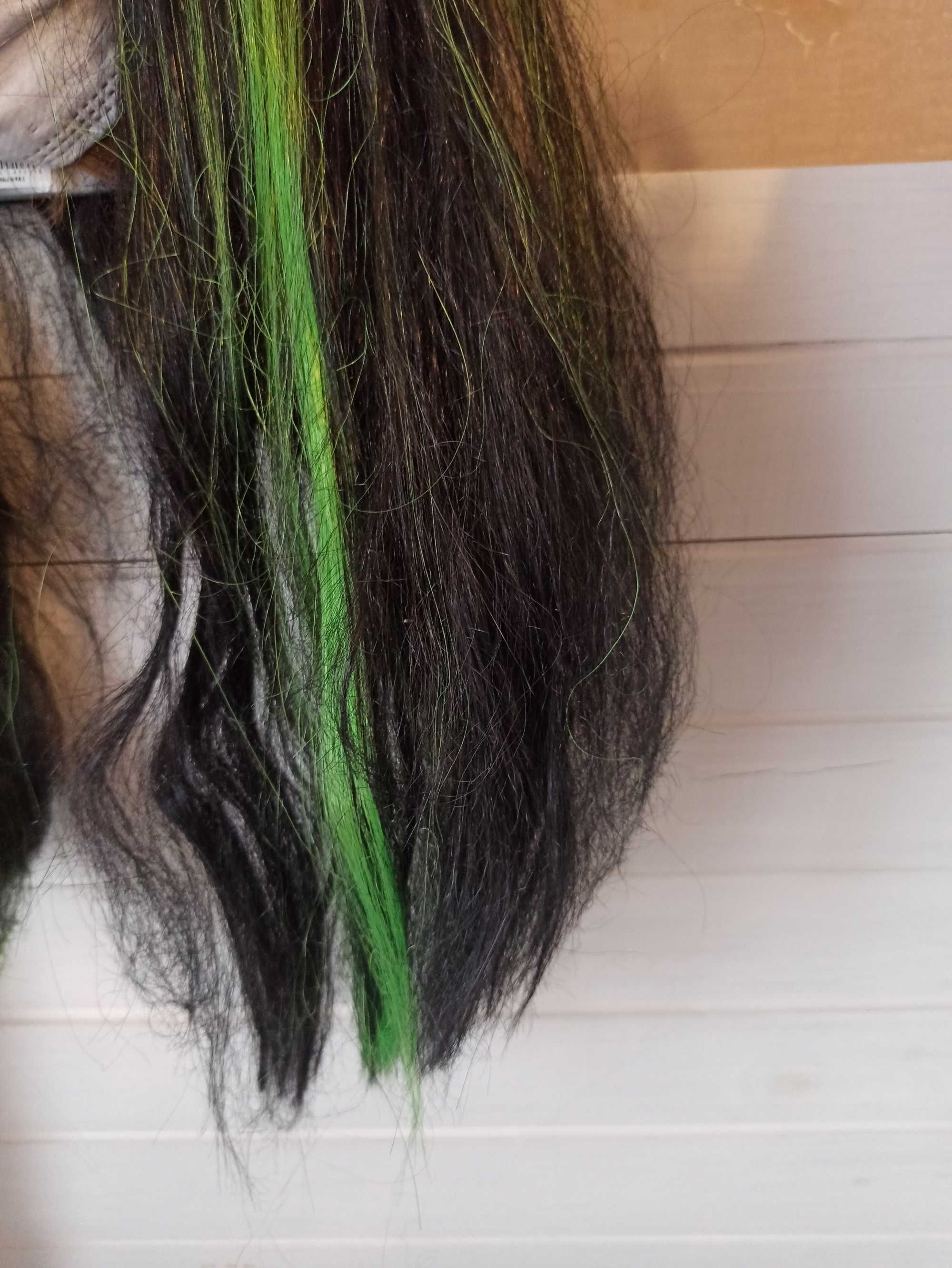 Довга перука з зеленими пасмами з штучного волосся 60 см