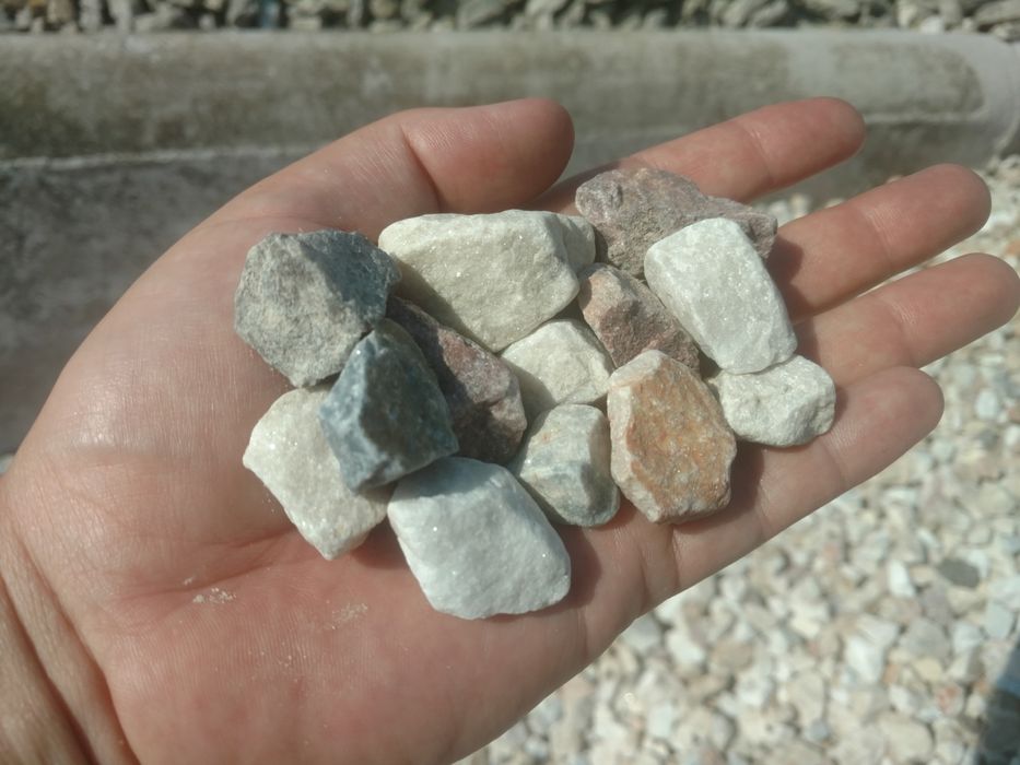Grys kolorowa biała Marianna kora kamienna żwir kamień gres granitowy