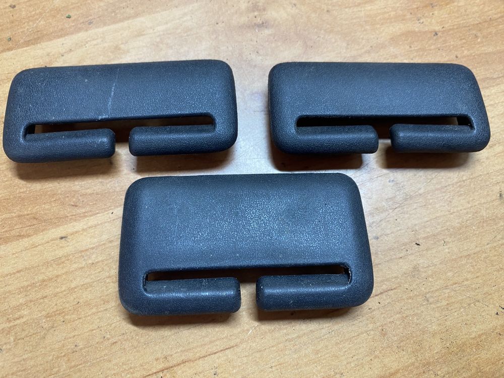 Пластикові заглушки ремнів безпеки задніх Toyota Camry