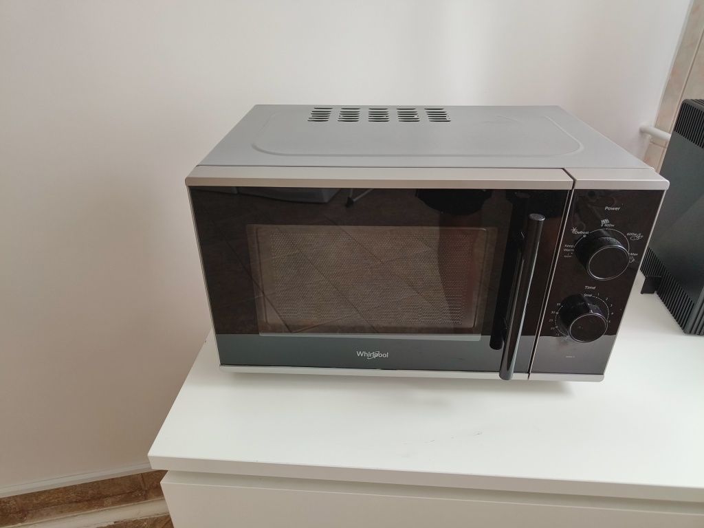 Kuchenka mikrofalowa Whirlpool w stanie idealnym