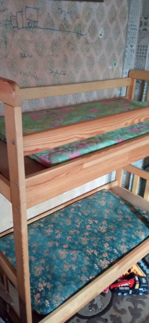 Кровать детская  двух этажная.