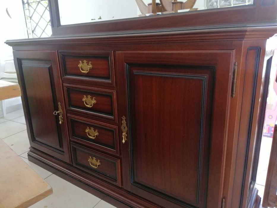 Aparador de sala com espelho