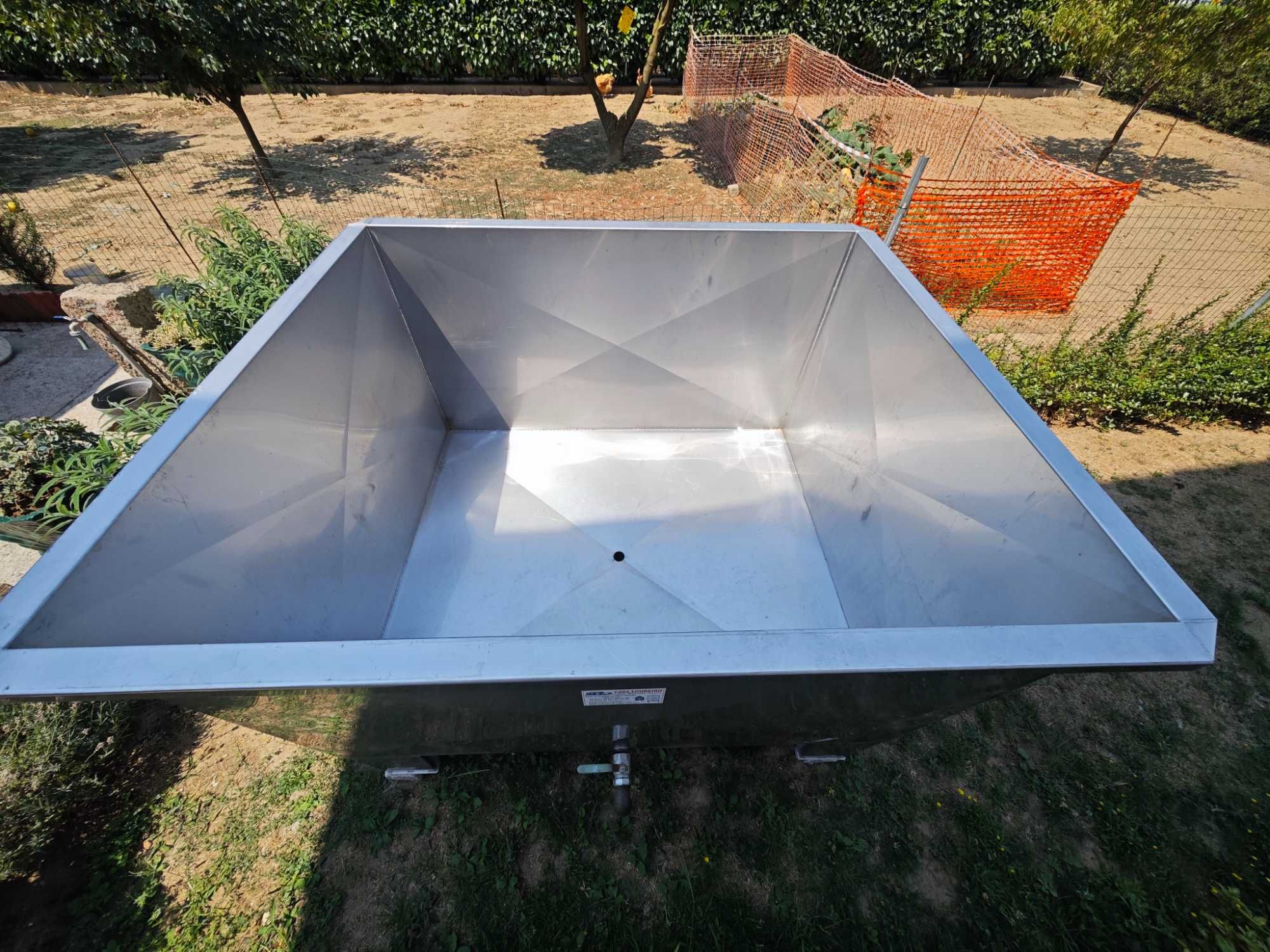 LAGAR DE INOX com capacidade para 1600 litros (aproximadamente)