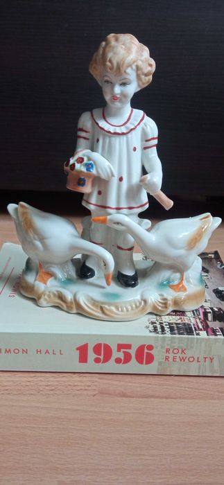 Crown aRegent rumuńska porcelana Dziewczynka z gąskami gęsiarka