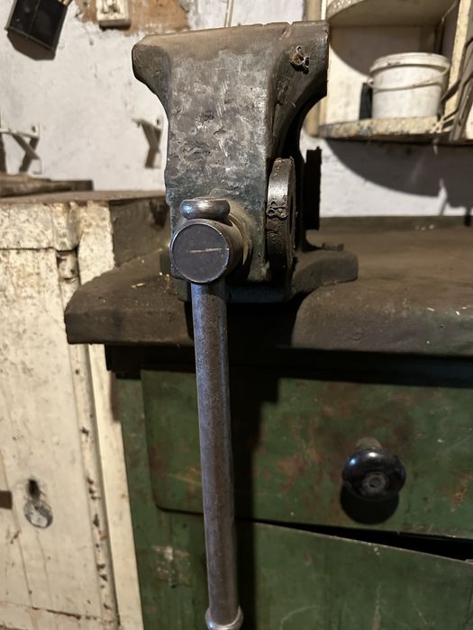 Тиски масивные, чугунные