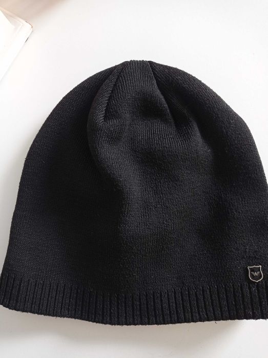 Czarna czapka damska typu beanie klasyczna Wojas