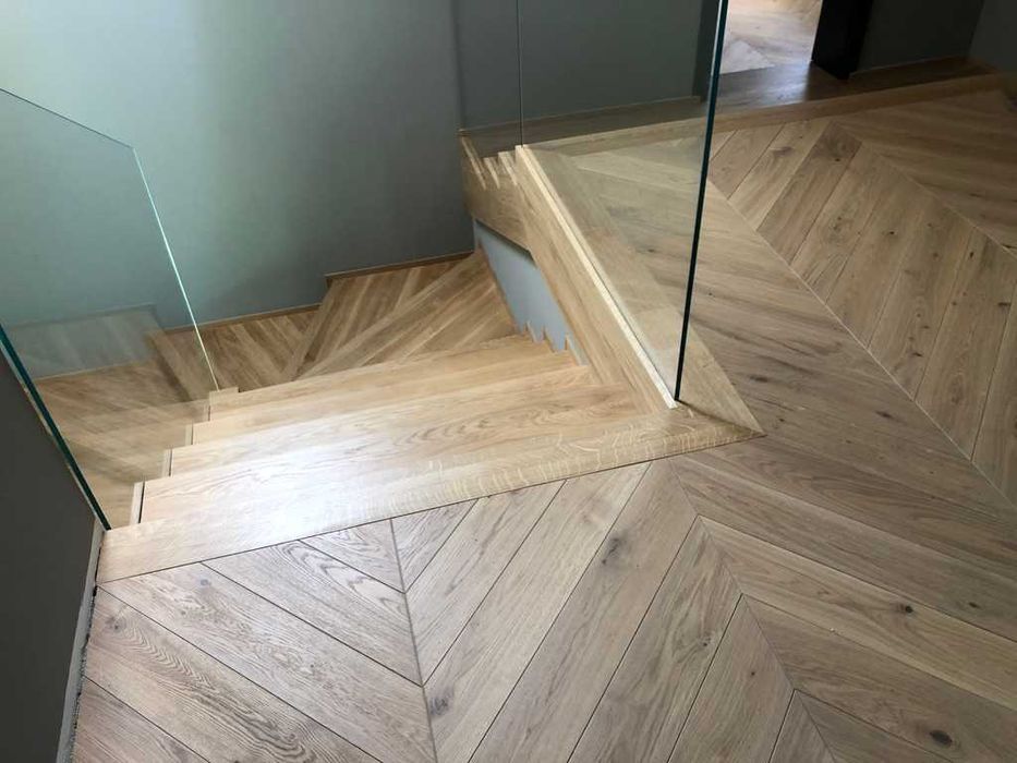 Schody dywanowe dębowe z balustradą szklaną Producent