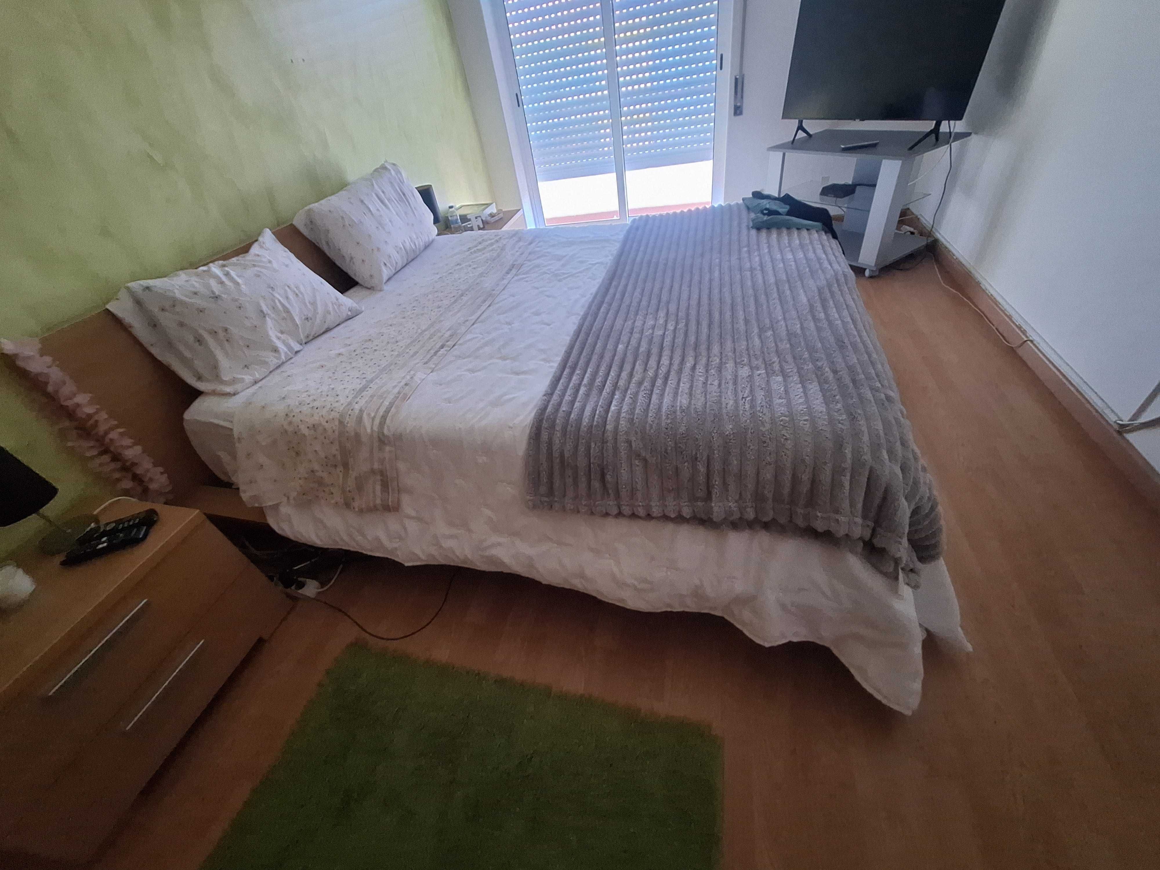 Cama de casal com colcao de elevação e massagens