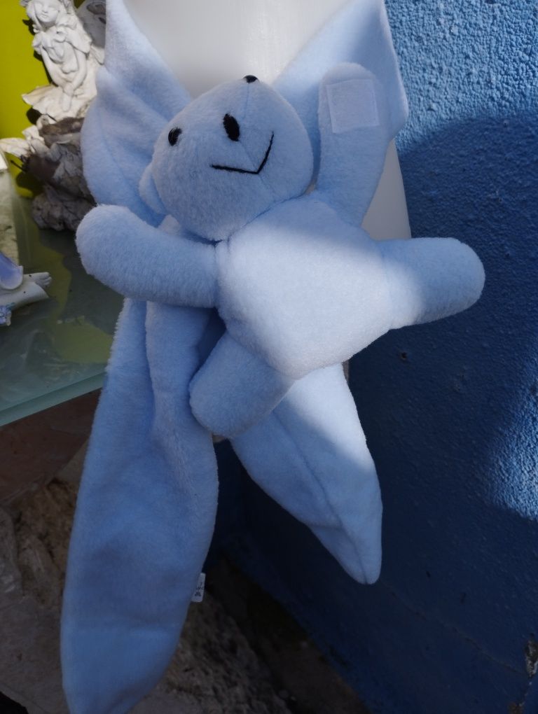 Cachecol de bébé com ursinho. Novo .