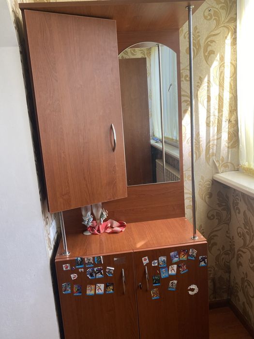Тумбочка з дзеркалом