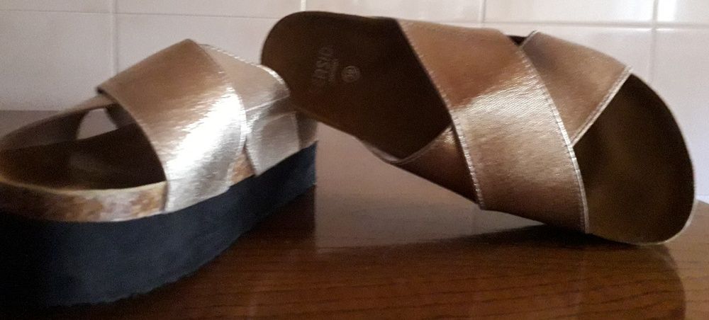 Sandálias Compensadas Douradas