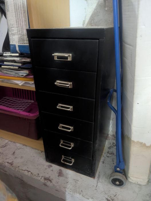 Armario de gavetas de metal