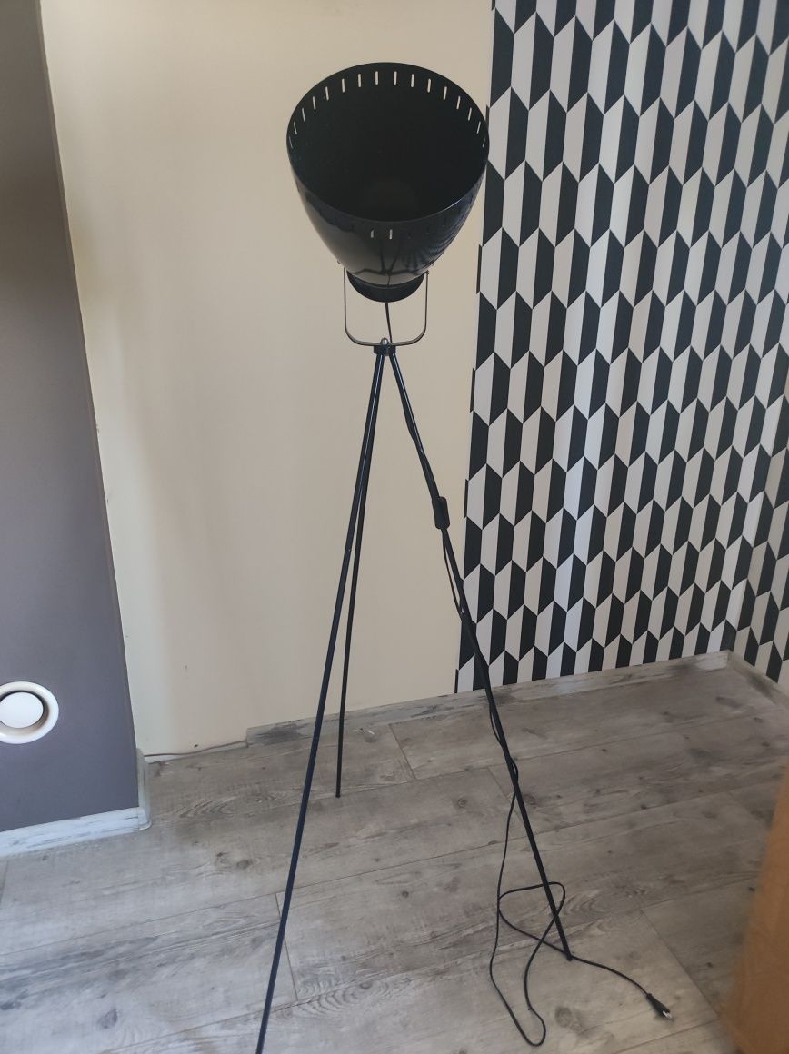 Loftowa lampa stojąca