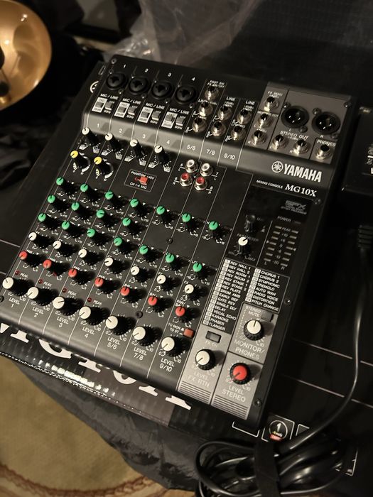 Mikser Yamaha MG10X CV - z efektami, kamerą 10 kanałów