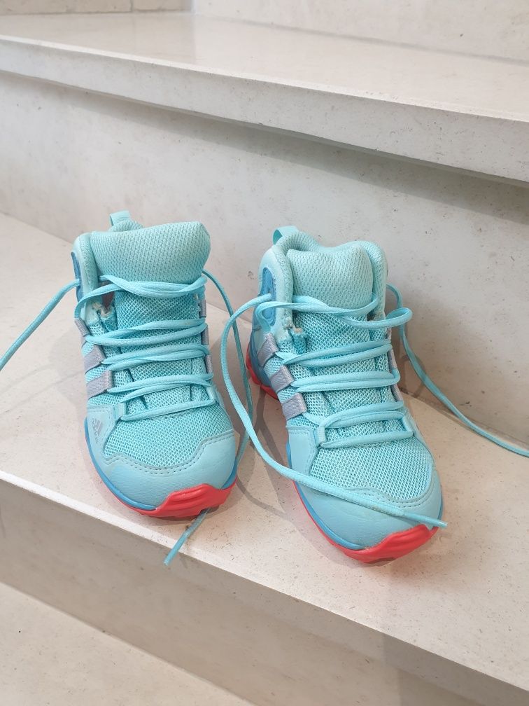 Botas/sapatilhas adidas n.28