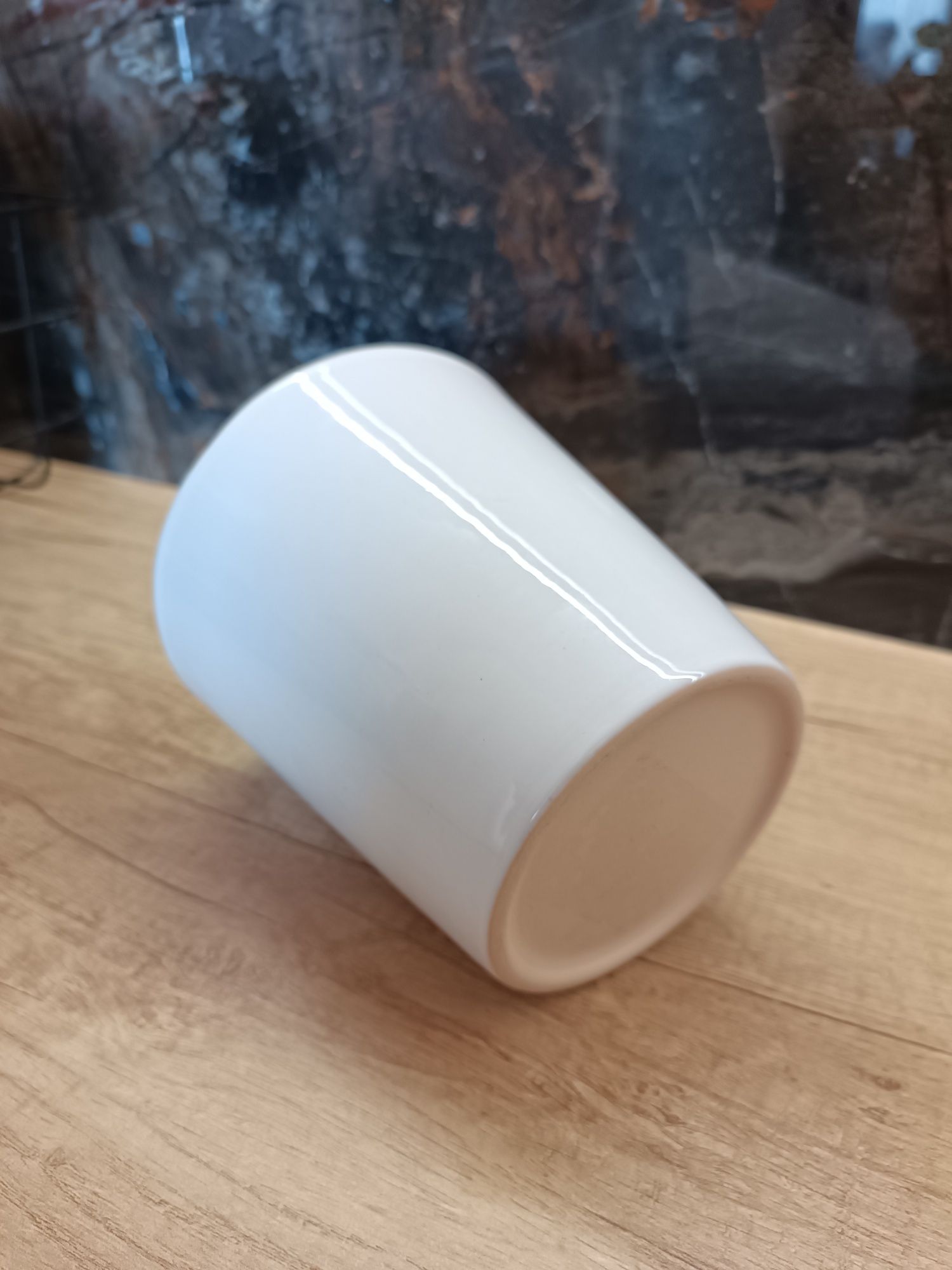 Ceramiczna biała lakierowana doniczka