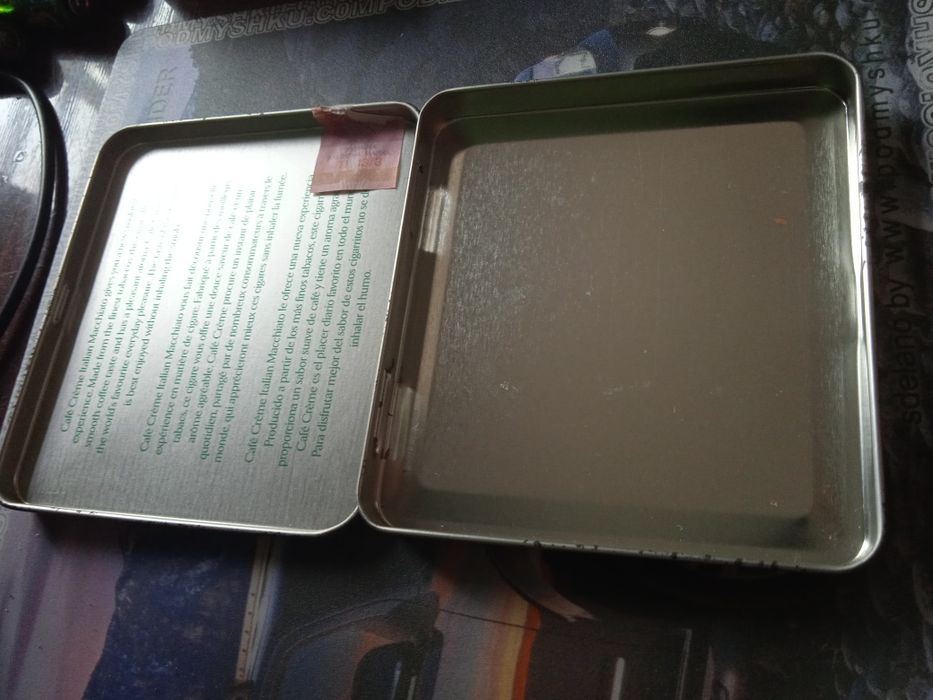 Коробочка жестяная