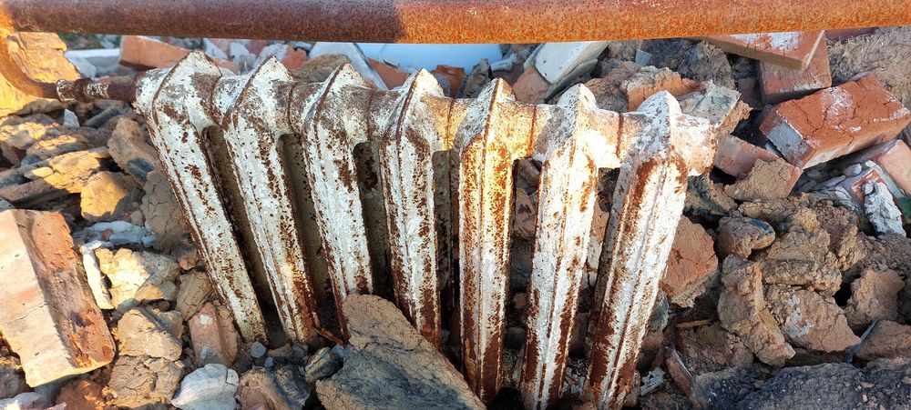 Радиатор-  чугунный {батарея отопления  } , семь секций,в наличии б/у