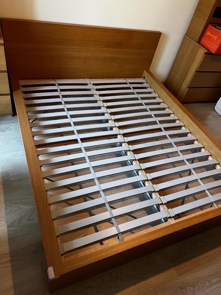 Cama king size - com 2 cómodas de 3 gavetas e colchão