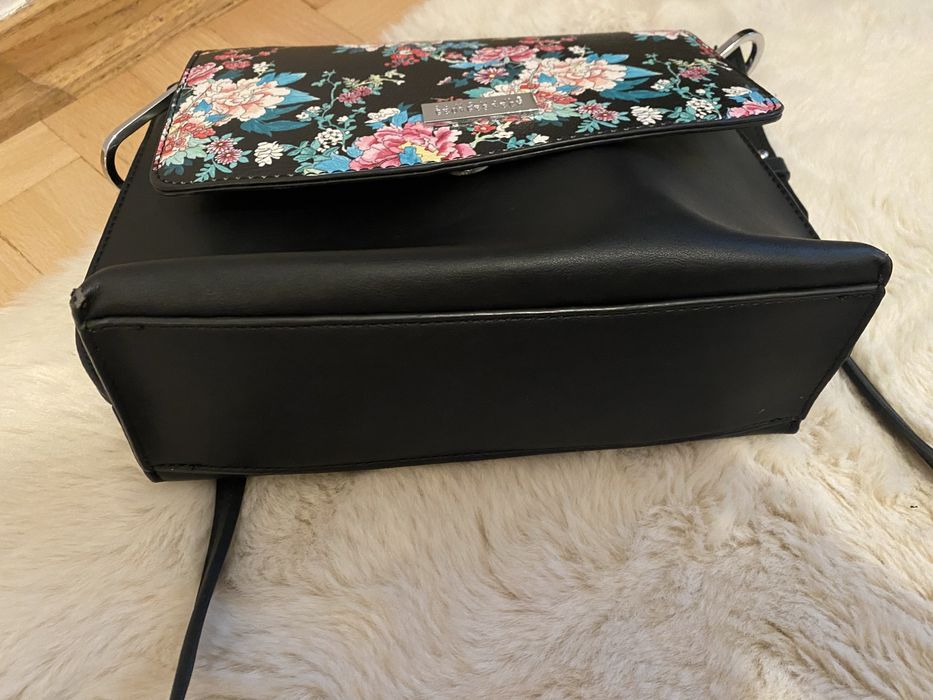 Czarna torebka w kwiaty