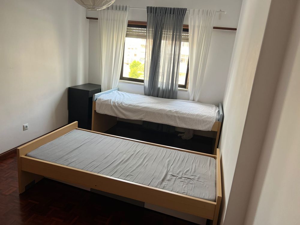 Cama com gavetas